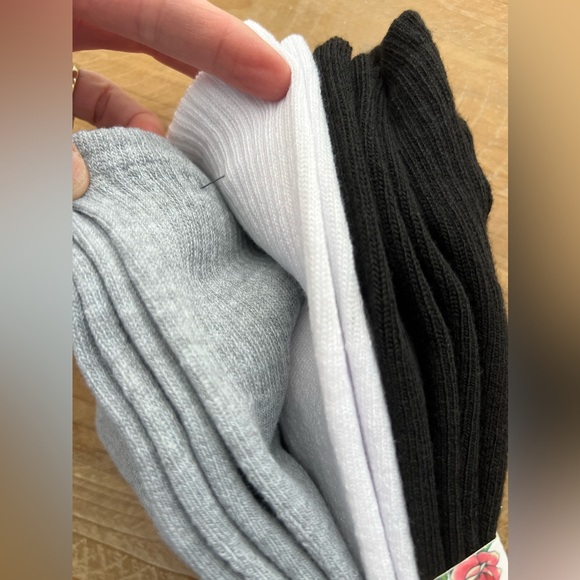 New Ed Hardy 5 PK Mid Crew Socks with skull and rose embroidery - Picture 4 of 5